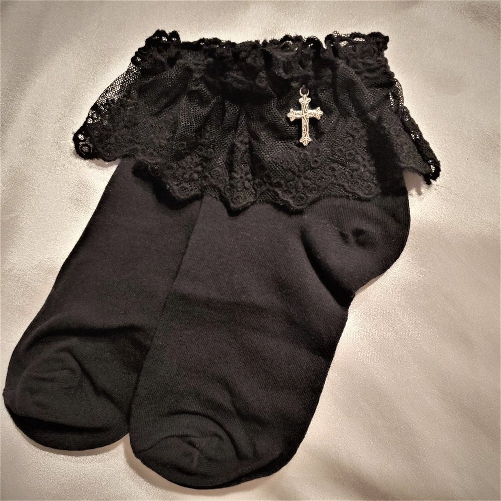 NWT, WOMENS LACE ANKLE SOCKS.